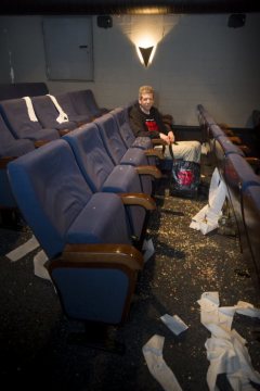 "Offkino" im Filmhaus Bielefeld: Papierchaos im Kinosaal nach einer Aufführung des Filmklassikers "Rocky Horror Picture Show", Mai 2015. Traditionell werden vor Filmbeginn Konfetti und Zeitungspapier an die Gäste verteilt, die während der Show geworfen werden.