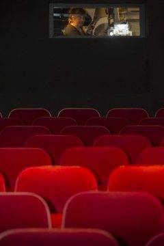 endstation.kino im Bochumer Kulturzentrum Langendreer: Kinosaal mit Blick zum Vorführraum. Mai 2015.