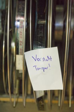 Im CINEMA Filmtheater, Münster, 2015: "Vorsicht Tonspur!" - Notiz an einer Filmspule im Filmlager.