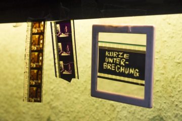 Im CINEMA Filmtheater, Münster, 2015: Pausen-Dia für die Einblendung bei einem Filmriss während der Vorführung eines 35 mm-Film.