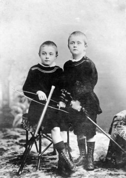 Kinderporträt, 1897: Hermann Reichling (rechts), geboren 1890 in Heiligenstadt (Thüringen) - hier im Alter von 7 Jahren - später Naturschutzpionier und Direktor des Provinzialmuseums für Naturkunde in Münster.