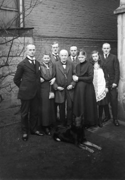 Familie Reichling um 1915 - Vater Dr. Dietrich Reichling und Gattin Adelheid mit ihren Kindern - hinten links: Dr. Hermann Reichling im Alter von 25 Jahren, späterer Naturschutzpionier und Direktor des Provinzial-Museums für Naturkunde. 