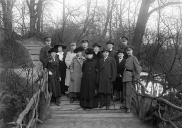 Familie Reichling um 1915: Dr. Dietrich und Adelheid Reichling mit ihren zehn Kindern an der Promenade in Münster - hinten links: Sohn Dr. Hermann Reichling, späterer Direktor des Provinzialmuseums für Naturkunde.