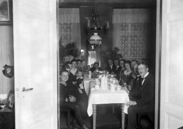 Hermann Reichling (rechts vorn) und Familie auf Großmutters Geburtstag, undatiert.