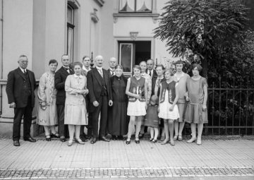 Geschwister Reichling mit ihren Kindern und Mutter Adelheid Reichling (Mitte) im Jahre 1928 - Familie von Dr. Hermann Reichling, Naturschutzpionier und Direktor des Provinzialmuseums für Naturkunde (nicht im Bild).