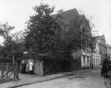 Sophie Stahlhut (rechts), ab 1922 verheiratet mit Hermann Reichling, vor dem Bierverlag ihres Vaters Hermann Stahlhut in Münster (Wermelingstraße 1?), undatiert, um 1914?