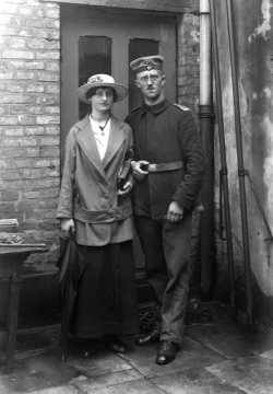 Erster Weltkrieg, Münster 1914: Hermann Reichling mit seiner Verlobten Sophie Stahlhut kurz vor dem Aufbruch an die Front.