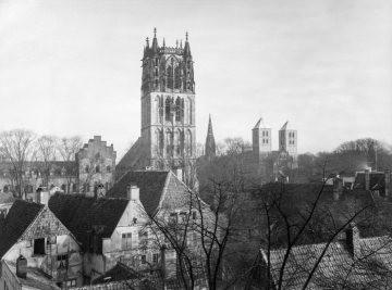 Münster-Altstadt mit Liebfrauen-Überwasserkirche (vorn), Pauslus-Dom (rechts) und Lamberti-Kirchturm (Hintergrund), 1928.