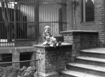 Hermann Reichling, Familie: Sohn Dietrich mit Löwenwelpen im Zoologischen Garten Münster nahe der Zoo-Villa "Tuckesburg", seinerzeit Wohnsitz der Familie, Oktober 1925.