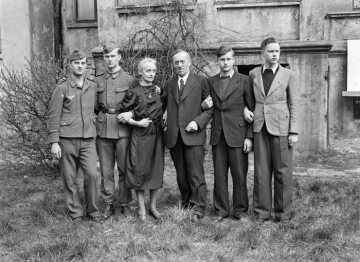 Hermann und Sophie Reichling mit ihren Söhnen Dietrich und Rudolf (links), Helmut und Hans-Jürgen im Jahre 1944.