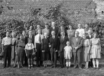 Silberhochzeit August 1947: Hermann und Sophie Reichling (Mitte) mit ihren Söhnen Dietrich, Hans-Jürgen (links neben Sophie) und Helmut. 