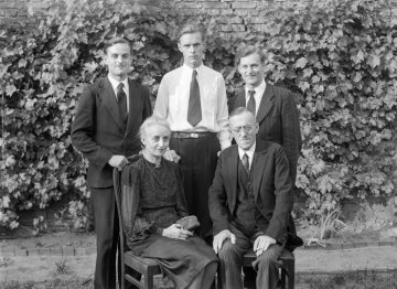 Hermann und Sophie Reichling mit ihren Söhnen Dietrich, Hans-Jürgen und Helmut. Undatiert, um 1946.