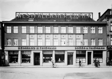 Hamm, Marktplatz-Nordseite: Verlagshaus Breer & Thiemann ("Westfälischer Kurier") und Geschäftslokal Reinhard W. Thiemann. Undatiert, um 1940?