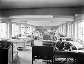 Arbeitsalltag in einer Druckerei in Hamm, August 1952. Möglich: Vestische Druckerei Griebsch in der Königstraße ("Westfälischer Anzeiger" und "Neueste Zeitung") oder Druckerei Breer & Thiemann.