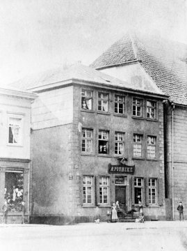 Adler-Apotheke, Hamm, Marktplatz 12 Ecke Kirchstraße - Inhaber D. Rediker. Gebäude zerstört im Zweiten Weltkrieg, wiedererrichtet am Marktplatz 14. Aufnahme undatiert, um 1890.