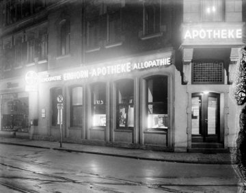 Einhorn-Apotheke, Hamm, Große Weststraße. Undatiert, 1930er Jahre. [Links: Briefkasten der Reichspost]