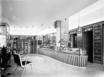 Apotheke mit modernem Ladenmobiliar der 1950er Jahre, Hamm. Motiv und Standort unbezeichnet, undatiert.