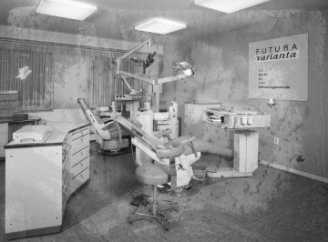 Modelleinrichtung einer Zahnarztpraxis mit Geräten der Serie "FUTURA Varianta". Standort unbezeichnet. Aufnahme für Firma Hauschild, 1948.