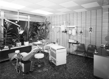 "Zahnarztpraxis mit UV-Box" [Röntgengerät?]. Standort unbezeichnet. Aufnahme für Firma Hauschild, 1970.