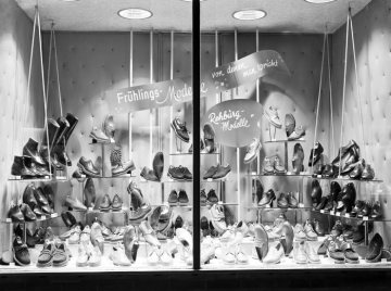 "Frühlingsmodelle, von denen man spricht" - Herrenschuh-Kollektion der Marke Rehburg im Schaufenster eines Schuhhauses in Hamm [?]. Standort unbezeichnet. Undatiert, um 1954.