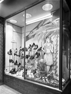 „Hawaii-Sandaletten“ - Damenschuh-Kollektion im Schaufenster eines Schuhhauses in Hamm [?]. Standort unbezeichnet. Undatiert, 1950er Jahre.