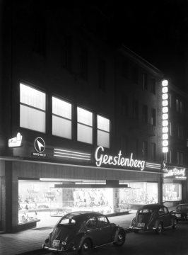 Schuhhaus Gerstenberg/Nord-West, Hamm, Weststraße 35 - Ansicht nach einer Erweiterung des Ladenlokals. Nachbargeschäfte: Mieder Toni Hoppe (links) und Walter Bischof (rechts). Undatiert, um 1962 [Anmerkung: Straßenbelag Asphalt].