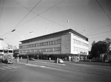 Hamm-Innenstadt Höhe Westentor, 1959: Bekleidungshaus Grüter & Schimpff, gegründet 1919 - Anbieter von Qualitätsbekleidung zu Niedrigpreisen, ab 1958 ansässig im Neubau Weststraße 51-53.