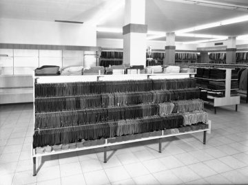 Herrenabteilung im Modehaus Grüter & Schimpff, Hamm, 1965 - Anbieter von Qualitätsbekleidung zu Niedrigpreisen, gegründet 1919, ab 1958 ansässig in der Weststraße 51-53.