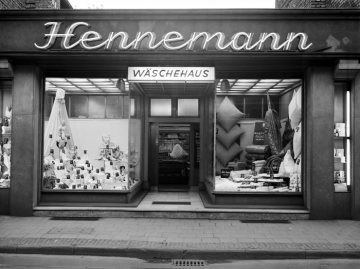 Wäschehaus Hennemann - Hamm, Oststraße 12. Inhaberin 1951: Helene Hennemann. Undatiert, um 1952.