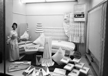 "... jetzt glücklich über 'Irisette'-Buntdamast": Schaufensterwerbung für Bettwäsche der Marke "Irisette" - Textilhaus Grabitz, Hamm, Westentor, 1959 [Fortsetzung von Bild Nr. 17_1187]