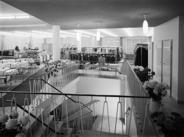 Verkaufsraum in einem Textilwarenhaus - unbezeichnet [vermutet: Grabitz, Hamm, Westentor]. Undatiert, um 1960.