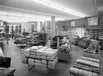 Verkaufsraum in einem Textilwarenhaus - unbezeichnet [vermutet: Grabitz, Hamm, Westentor]. Undatiert, um 1960.