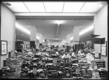 "Fresswelle" 1956: Schaufensterpräsentation von Wurst- und Fleischprodukten im Warenhaus "Kaufhalle", Hamm, Bahnhofstraße - eröffnet 1930. 