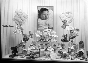 Kindermode der 1950er Jahre - Schaufenster Warenhaus Müller-Hamm in Hamm, Bahnhofstraße. Undatiert.