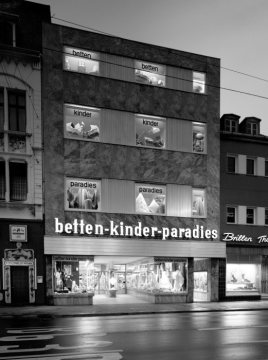 "betten-kinder-paradies" - Hamm, Weststraße 11. Links: Restaurant und "Isenbeck"-Pilsstube, 1977.