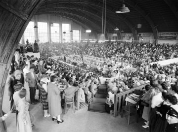Friseur-Meisterschaft auf der Messe des Friseurhandwerks 1950 - Hamm, Zentralhallen.

