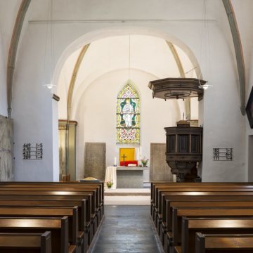 Ev. Pfarrkirche Bönen-Flierich: Kirchenhalle Richtung Altar mit Kanzel von 1750. Saalbau Ende 12. Jh., Anröchter Sandstein (Baudenkmal). Ansicht im April 2016.