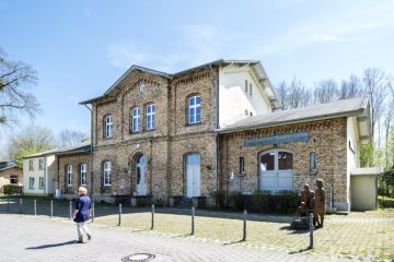 Bönen-Lenningsen: Bahnhofsgebäude an der Strecke Welver-Dortmund - erbaut 1901, stillgelegt 1968, in den 1990er Jahren umgebaut zum ev. Familienzentrum "Alter Bahnhof Lenningsen". April 2016.