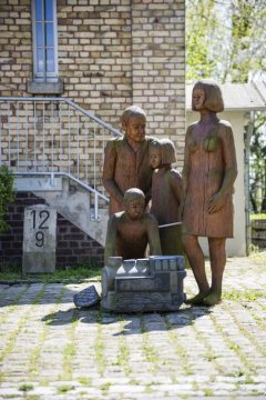 Bönen, Birkenweg: Skulptur am Alten Bahnhof Lenningsen (Familienzentrum und Kindertagesstätte). April 2016.