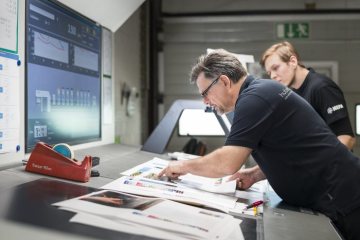 Experten beim Farbabgleich in der Druckvorstufe - Druckerei Kettler, Bönen, April 2016 (Druck & Verlag Kettler GmbH, Robert-Bosch-Straße 14)