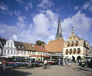 Werne-Altstadt: Marktplatz mit Altem Rathaus (rechts), erbaut 1512-1514 aus Baumberger Sandstein, Backsteingiebel von 1561. Im Hintergrund: Kirchturm von St. Christophorus. März 2016.