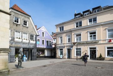 Werne-Altstadt: Historischer Stadtkern am Markt. Links: Bronzeskulptur "Der Ausrufer" (Joseph Wäscher, 1986). März 2016.