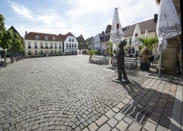 Werne-Altstadt: Historischer Stadtkern am Markt. Rechts: Der Ausrufer", Bronzeskulptur von Joseph Wäscher (1986). September 2016.