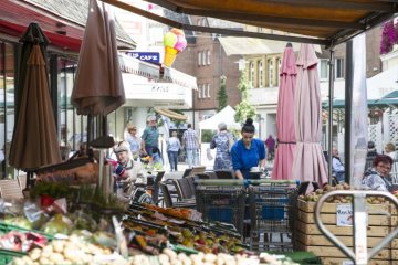 Werne-Altstadt: Wochenmarkt im historischen Stadtkern am Markt. September 2016.