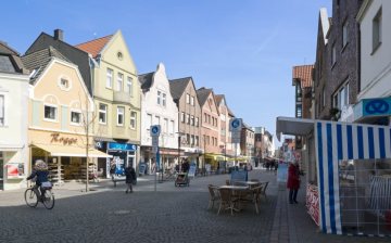Werne-Altstadt: Historischer Stadtkern mit Fußgängerzone Steinstraße. März 2016.