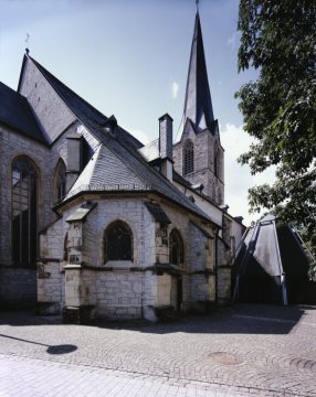 Werne-Altstadt: Kath. St. Christophorus-Kirche mit angrenzender Sakristei (Bildrand rechts), entworfen von Gottfried und Stephan Böhm (1992/2001). September 2016.