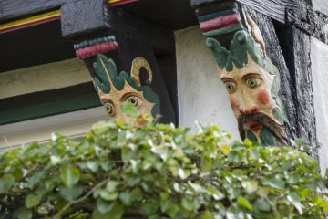Blattmasken am Fachwerkhaus Kirchhof 15 (erbaut 1562) in der historischen Altstadt von Werne. März 2016.