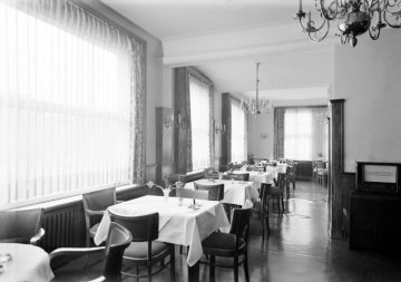 Speisesaal mit Radio im Restaurant Ahinten [vermutet], Hamm. Standort unbezeichnet. Undatiert, 1940er Jahre [?]