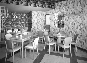 Café oder Eisdiele in Hamm [?]. Rechts: Durchreiche zu einem Gastraum mit Tresen. Standort unbezeichnet, undatiert, 1950er Jahre.