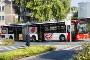 Bergkamen-Innenstadt: Busverkehr am Kreisel Hubert-Biernat-Straße / Töddinghauser Straße. September 2016.